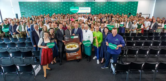 Die ausgezeichneten Kulinarium Steiermark-Betriebe für die Periode 2025-2028, in der Mitte Landesrat Stefan Hermann, STG-Geschäftsführer Michael Feiertag, Landeshauptmann Mario Kunasek und Chefkoch Willi Haider. | Foto: STG/Erwin Scheriau