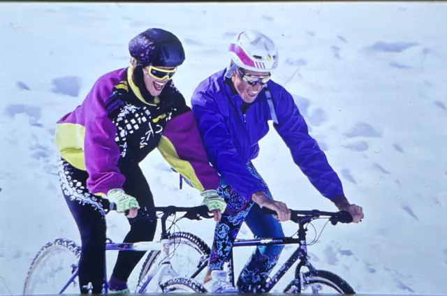 Mit den Fahrrädern durch den Schnee! Ein Schnappschuss aus unserem Blickpunkt-Archiv. | Foto: Celina Leitner / Archiv
