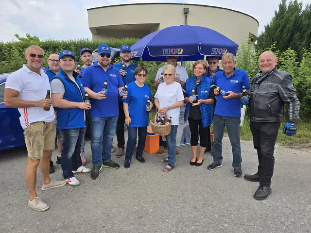 Bei bestem Wetter und guter Stimmung wurden über 220 Hopfenkaltschalen samt Schokotalern, Feuerzeugen und Endlos-Graphit-Stiften an die Väter verteilt. | Foto: FPÖ Sieghartskirchen