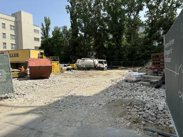 Beim Rainergymnasium lärmen künftig die Baumaschinen. Das Großprojekt für das neue Turnsaalzentrum wurde offiziell initiiert. | Foto: Nathanael Peterlini/MeinBezirk