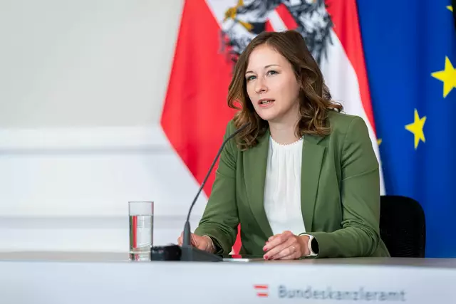  Plakolm kündigte an, weiterhin in sichere Netzwerke für Kinder abseits der Familie zu investieren:
"Das bestärkt mich in meiner Aufgabe alles zu unternehmen, dass wir Kindern und Jugendlichen ein sicheres Netzwerk geben können, in dem sie sich abseits der Familie anvertrauen können, ob in der Schule oder bei Vereinstätigkeiten." | Foto: BKA/Florian Schrötter
