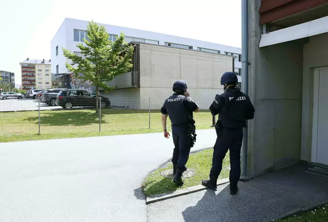 Im Rahmen einer Pressekonferenz werden aktuelle Informationen zum Amoklauf am BORG Dreierschützengasse bestätigt. Die Trauer sitzt tief.  | Foto:  ERWIN SCHERIAU / APA / picturedesk.com