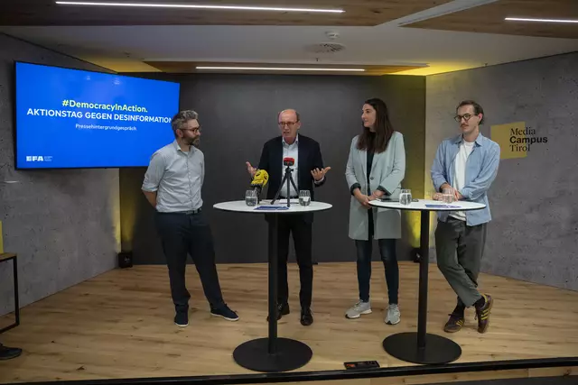  Am #DemocracyInAction-Aktionstag wollen das Verbindungsbüro des Europäischen Parlaments Wien und das Europäische Forum Alpbach (EFA) in Innsbruck auf die Gefahren von Desinformation aufmerksam machen. Im Bild (v.l.n.r.): Matthias Kettemann, Uni Innsbruck, EFA-Präsident Othmar Karas, MEP Sophia Kircher und Valentin Meixner, Trainer bei Understanding Europe. | Foto: Oss/Europäisches Parlament