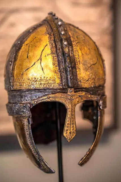 Ein verzierter Helm aus dem 4. Jahrhundert ist im Carnuntinum zu sehen. | Foto: Römerstadt Carnuntum
