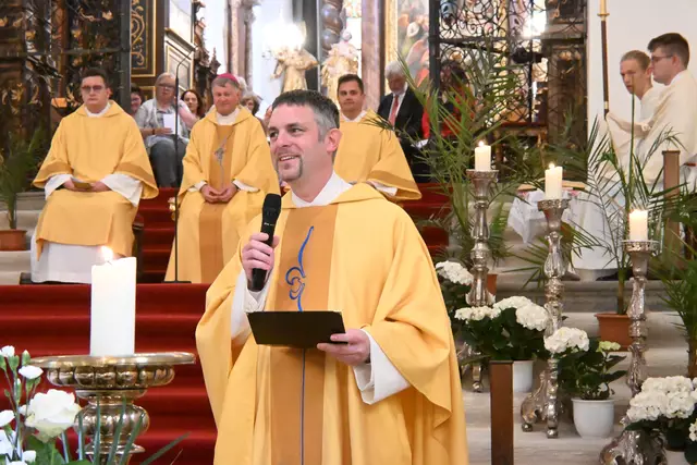 Neupriester Ewald Nathanael Donhoffer bei seinen Dankesworten | Foto: Georg Radlmair
