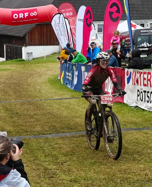 Theresa Klug an der Ziellinie. | Foto: Franz Hackl