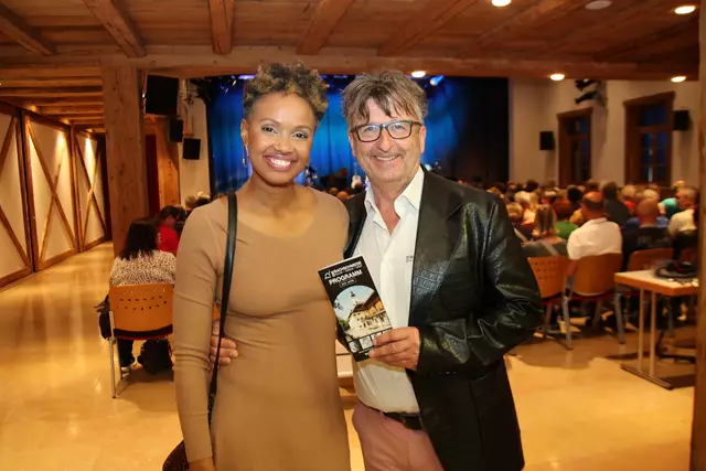 Geschäftsführer Bernhard Robotka mit Sängerin Yinet Rojas.