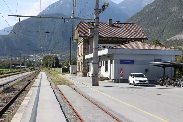 Der Bahnhof Schönwies wird komplett umgebaut. Dazu braucht es aber noch die Zustimmung der Gemeinde. | Foto: Othmar Kolp