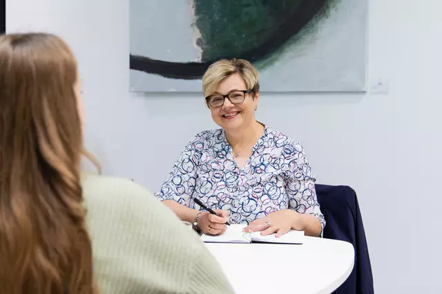 Ingrid Schwarz ist seit über einem Jahr für das Recruiting bei der Firma HENNLICH in Suben verantwortlich. | Foto: HENNLICH