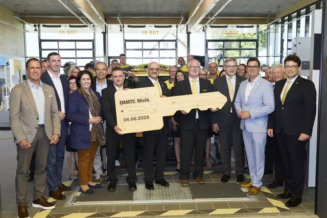 Oliver Krupitza (ÖAMTC Landesdirektor für Wien, Niederösterreich und Burgenland), Alexander Bernhuber (ÖVP, Mitglied im Europäischen Parlament), Hermine Hackl (ÖAMTC Vizepräsidentin), Günter Thumser (ÖAMTC Präsident), Markus Mayr (Leiter ÖAMTC Pannenhilfe Niederösterreich-West), Gerhard Prantner (Leiter ÖAMTC-Stützpunkt Melk), Johannes Biringer (stv. Leiter Stützpunkt Melk), Ernst Kloboucnik (ÖAMTC Direktor), Patrick Strobl (Bürgermeister Melk), Franz Pfeiffer (Leitung Stützpunkte WNB). | Foto: ÖAMTC/APA-Fotoservice/Tesarek
