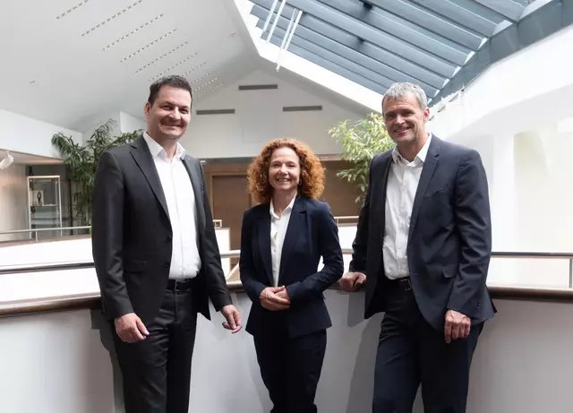 Sparkasse Kufstein Immobilien ergänzt seit Juni 2025 als 100 %-Tochter der Sparkasse Kufstein das heimische Immobilien-Angebot: Im Bild (v.l.) Immobilienmakler Marco Mai, Assistentin Sabine Sieberer und GF Roland Klingler. 
 | Foto: Sparkasse/M. Höck