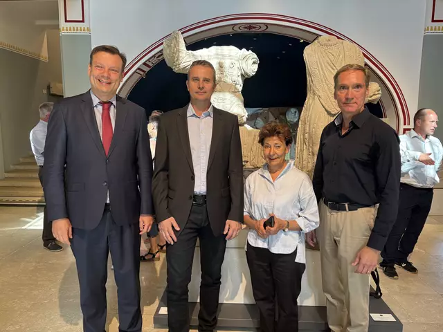 Andreas Liebmann, Wissenschaftlicher Leiter Eduard Pollhammer, Präsidentin der Gesellschaft der Freunde Carnuntums Christa Farka und Geschäftsführer Markus Wachter bei der Ausstellungseröffnung. | Foto: Bachhofner