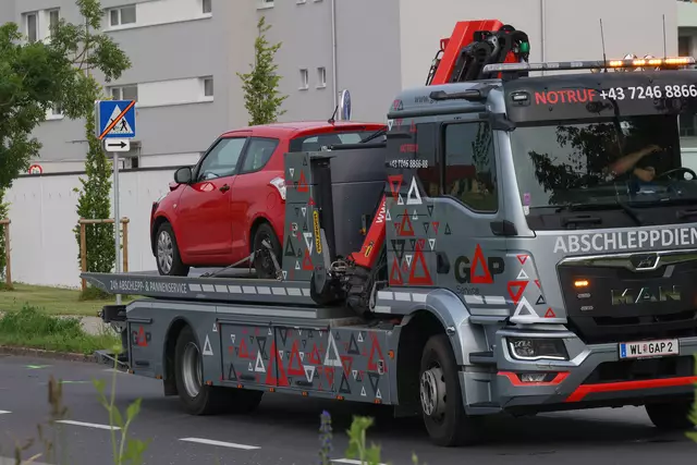 Roter Suzuki kracht nach Crash mit einem anderen Pkw auf der Oberfeldstraße in Wels-Vogelweide gegen einen Baum. | Foto: laumat.at