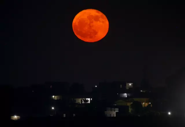 Der spezielle Mond 2024 in Kairo. | Foto: Amr Abdallah Dalsh / REUTERS / picturedesk.com