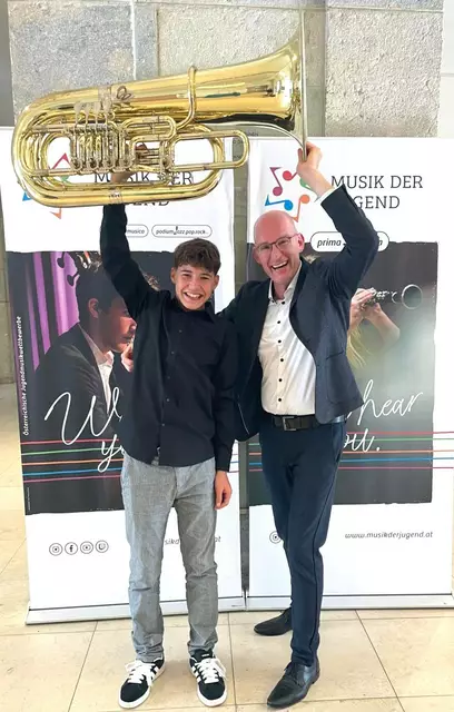 Henri (li.) mit seinem Lehrer Josef Fröschl.
 | Foto: Musikschule