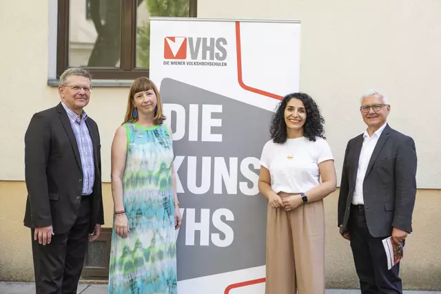 v.l.: Christian Deutsch (Aufsichtsratsvorsitzender der VHS), Milena Greif (Direktorin Kunst VHS), Saya Ahmad (Bezirksvorsteherin Alsergrund), Siegi Lindenmayr (Vorsitzender des Fördervereins der Kunst VHS), waren beim Fest dabei.  | Foto: intotheblue.studio