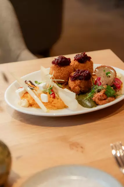 Vorspeisenvariation mit Beef Tartar, Käsespätzlekroketten und Smashed Sweet Potato. | Foto: Vorstadtliebe