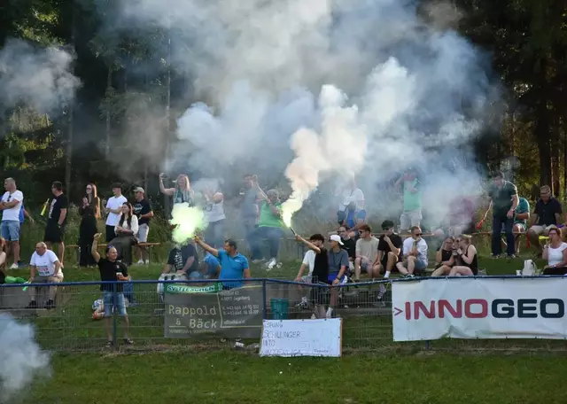 Die Fans der SVU Tieschen feierten nach dem Meistertitel im Vorjahr auch heuer den Aufstieg ihrer Mannschaft. | Foto: Facebook SVU Tieschen/Gemeinde Tieschen