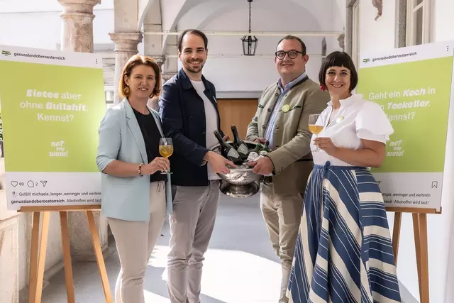 Agrar-Landesrätin Michaela Langer-Weninger und das Genussland Oberösterreich vertreten durch Spitzengastronom Klemens Gold, Top-Produzent Maxi Hirschvogel und Genussland-Stabsstellen-Leiterin Birgit Stockinger inszenieren den Trend zu alkoholfreien Getränken unter dem Slogan „No – say wow“. | Foto: Land OÖ/Tina Gerstmair