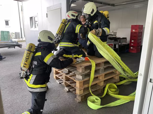 Das Ausrüsten im Fahrzeug, die Personensuche in einem verrauchten Raum, ein Löschangriff über eine Hindernisstrecke sowie die Versorgung der Geräte nach dem Einsatz wurden geprüft. | Foto: Rödl