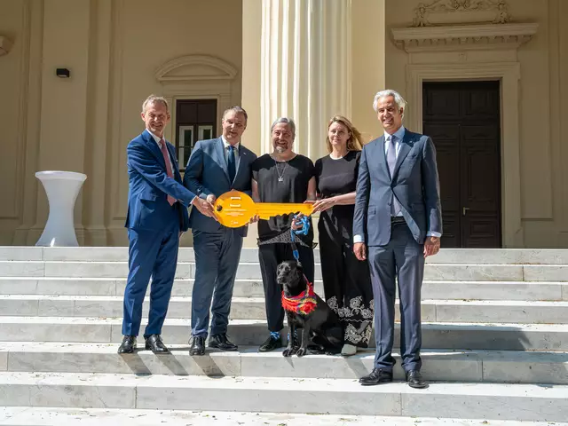 Gerald Beck (Geschäftsführer der BIG), Andreas Babler (Bundesminister für Kunst und Kultur und Vizekanzler, SPÖ), Künstschaffender, Alexandra Grausam (Direktorin von PART International Art Residency Austria) und Patrick Lobis (Leiter der Vertretung der Europäischen Kommission in Österreich) bei der Eröffnung der Praterateliers (v.l.). | Foto: Valentina Marinelić/MeinBezirk