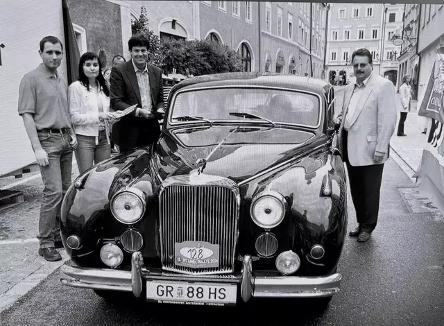 Landler-Rally zu Gast in Schärding. Mit dabei von links, der damals noch sehr junge Markus Furtner, die damalige Tourismuschefin Bettina Berndorfer (Würstl), Bürgermeister Ing. Franz Angerer und „Schärding Unikat“ Kommerzialrat Brauereidirektor Rudolf Breidt beim Empfang der Oldtimer. | Foto: Franz Gruber