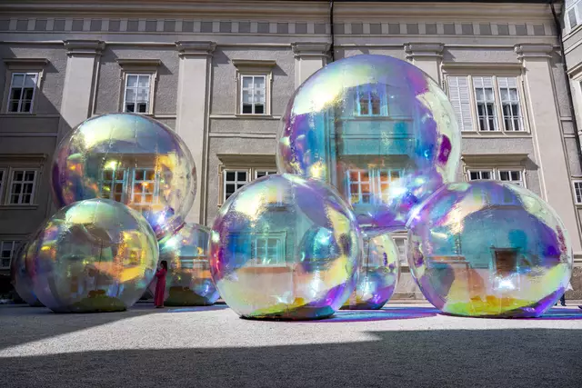 Die Installation Evanescent des australischen Duos Atelier Sisu verwandelt den Innenhof der Residenz vom 10. bis 22. Juni 2025 in einen magischen Ort. | Foto: Sommerszene Salzburg/Bernhard Müller