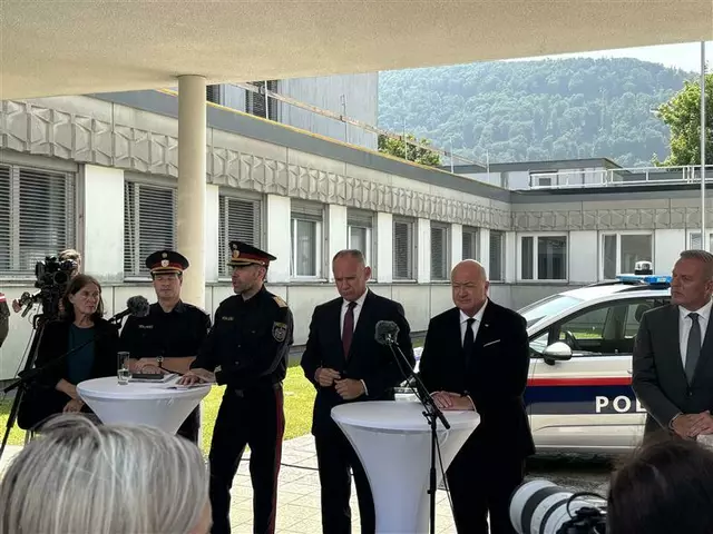 Im Rahmen einer Pressekonferenz werden aktuelle Informationen zum Amoklauf am BORG Dreierschützengasse bestätigt. Die Trauer sitzt tief.  | Foto: MeinBezirk