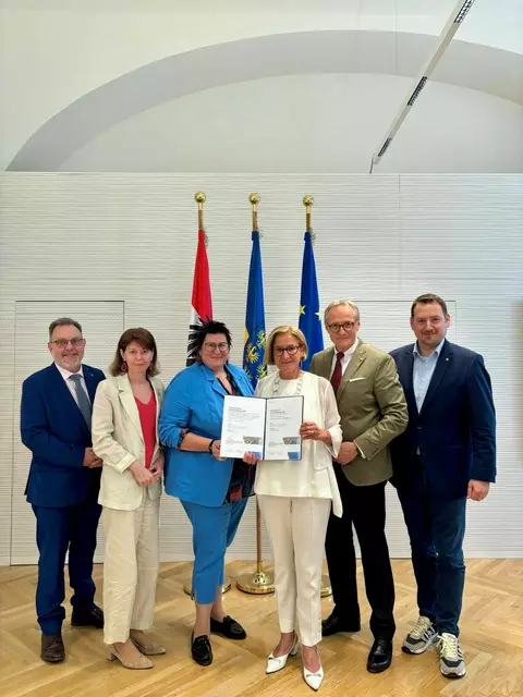 Freude über die Auszeichnungen beim österreichischen Verwaltungspreis für das Land Niederösterreich: Der stellvertretende Leiter der Abt. Personalmanagement Martin Gundacker, LAD-Stellvertreterin Verena Sonnleitner, die Leiterin der Abt. Personalmanagement Verena Krammer, Landeshauptfrau Johanna Mikl-Leitner, Landesamtsdirektor Werner Trock und der Obmann der Landespersonalvertretung Hans Zöhling. | Foto: ZVG