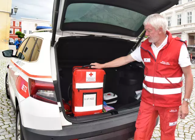 Rettungssanitäter Markus John sieht eine Versorgung ohne Notarzt kritisch. | Foto: Herbert Schleich