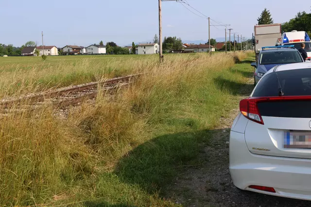 Weil der Fahrer vermutlich gesundheitliche Probleme hatte, kam er mit seinem Pkw von der Straße in Bad Wimsbach-Neydharting ab und geriet in den Gleisbereich der Lokalbahn. | Foto: laumat.at