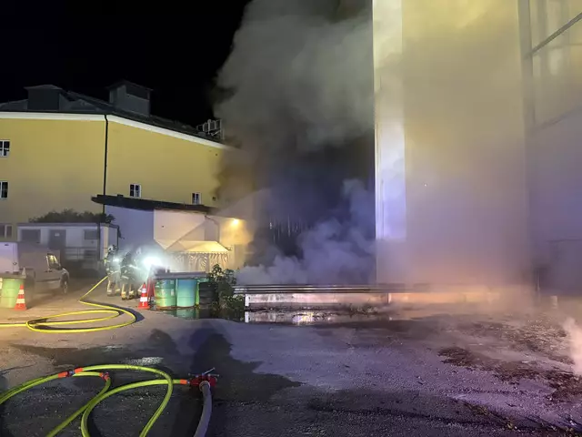 Gegen 8 Uhr wurden die letzten Nachlöscharbeiten durchgeführt. Die Einsatzstelle konnte nach Abschluss der Maßnahmen an einen Betriebsangehörigen übergeben werden. | Foto: FF Hallein