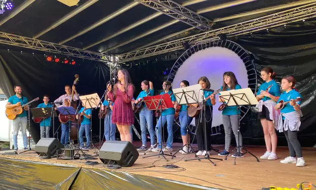 Auch bei der Tamburicagruppe Brezovci wird Nachwuchsarbeit groß geschrieben - hier bei einem Auftritt mit Obfrau Anna Maria Zvonarich