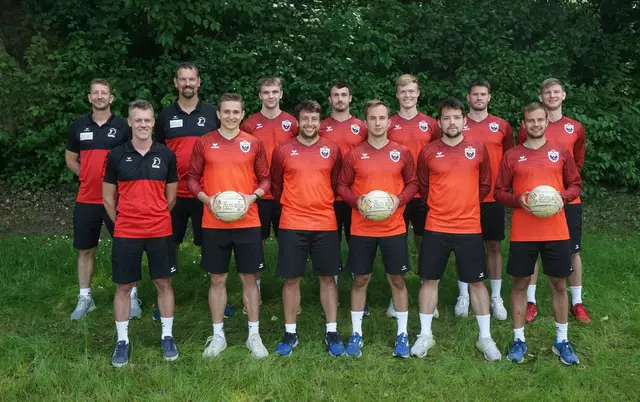 Michael Hölzl (hinten, 3. v. rechts) und Jan Holzweber (vorn, 3. v. links) aus Enns sind heuer im Faustball-Kader für die World Games in Chengdu, China. | Foto: Faustball Austria