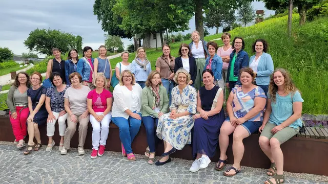 Die Bäuerinnen nutzen die Gelegenheit im Ambiente der Firma Multikraft in Pichl bei Wels für Inspiration, zum Austauschen und Genießen. | Foto: Doris Langeder