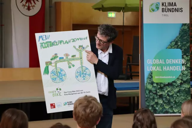 Andrä Stigger vom Klimabündnis Tirol präsentierte das "Footballplanzenbike", welches den Landessieg holte. | Foto: Nimpf