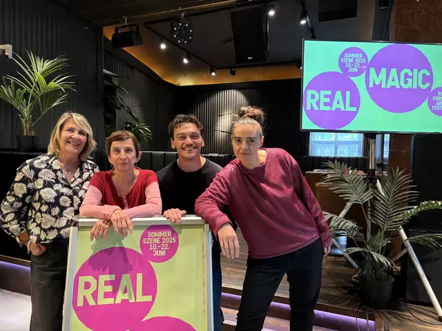 Wollen mit der Sommerszene ein buntes Programm bieten: Intendantin Angela Glechner (zweite von links) mit Susan Quinn (SEAD und Bodhi Project), Choreographin Doris Uhlich und Künstler Luan de Lima. | Foto: Lisa Gold