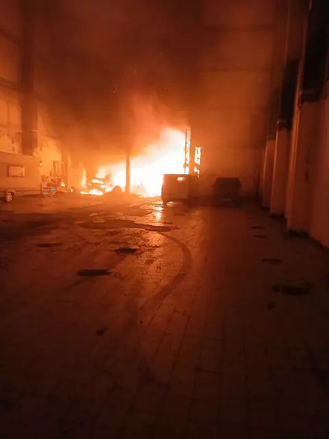 Die Löscharbeiten konnten aus Sicherheitsgründen nur aus der Deckung erfolgen, da bereits
massive Teile der Hallendecke abgeplatzt waren. | Foto: FF Hallein