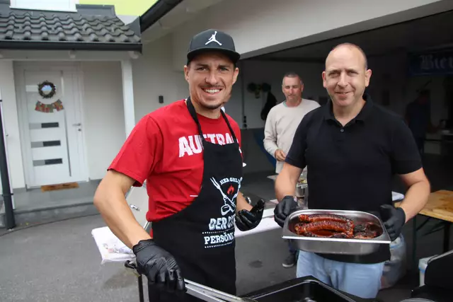 Grillmeister Michael Schendl (links) tat sein Bestes, Hausherr Hannes Seier agierte als kulinarischer Co-Pilot. | Foto: Martin Wurglits