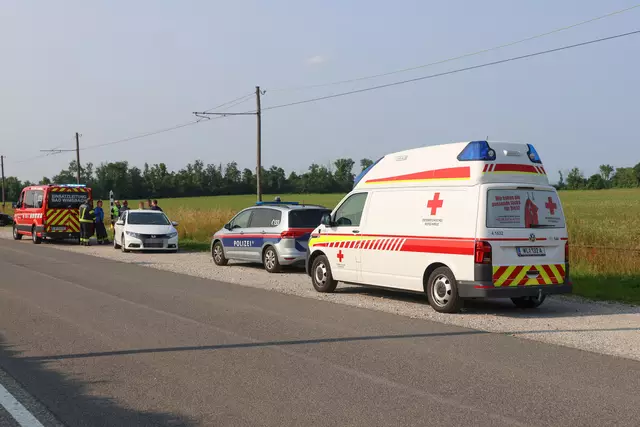 Weil der Fahrer vermutlich gesundheitliche Probleme hatte, kam er mit seinem Pkw von der Straße in Bad Wimsbach-Neydharting ab und geriet in den Gleisbereich der Lokalbahn. | Foto: laumat.at