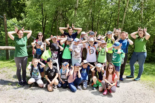 Landesrat Hannes Amesbauer und Vertreter des Vereins „Tierschutz macht Schule“ mit Kindern der Volksschule Kobenz, die erfolgreich zu „Pet Buddys“ ausgebildet wurden.  | Foto: Büro LR Amesbauer/Debevec