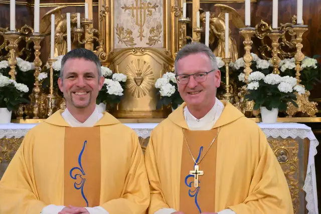 Neupriester Ewald Nathanael Donhoffer und Abt Lukas Dikany | Foto: Georg Radlmair