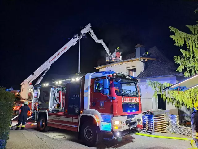 Die Einsatzkräfte konnten ein Übergreifen auf den Dachstuhl und andere Gebäudeteile verhindern. | Foto: Bfkdo Amstetten / FF Haag