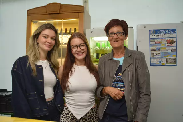 Sabrina, Lena und Michi versorgten die Festgäste mit regionalem Wein. | Foto: Jennifer Flechl