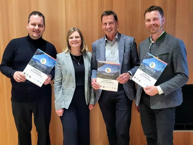 Bürgermeister Roman Thaler aus Itter, Standortmarketing-Koordinatorin Michaela Hausberger, Bürgermeister Paul Sieberer aus Hopfgarten und Bürgermeister Hannes Eder aus der Wildschönau präsentieren die neuen Willkommensmappen. | Foto: TVB Hohe Salve/Amer