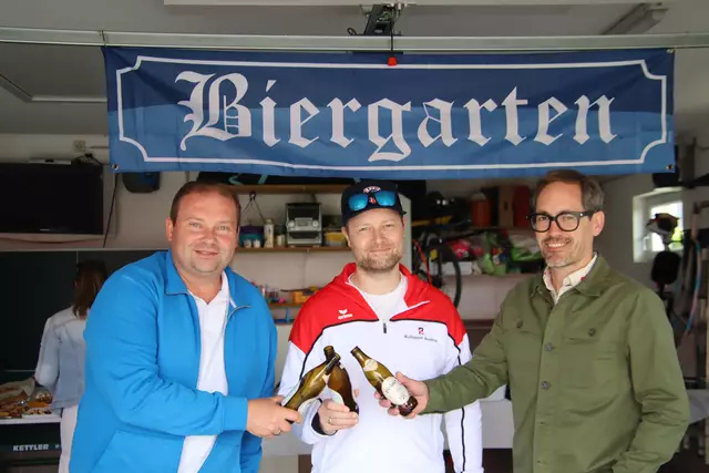 Im "Biergarten" in der Garage gab's das von der Golser Brauerei gesponserte Bier. | Foto: Martin Wurglits