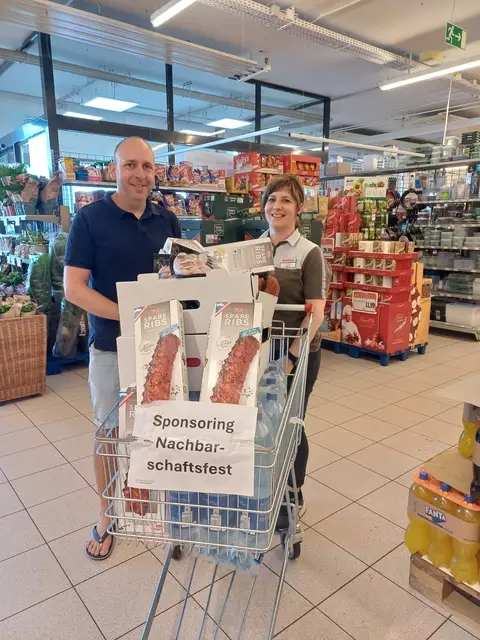 Die Tann-Grillwaren holte Gastgeber Hannes Seier zuvor in der Güssinger Spar-Filiale ab. | Foto: Seier