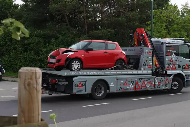 Roter Suzuki kracht nach Crash mit einem anderen Pkw auf der Oberfeldstraße in Wels-Vogelweide gegen einen Baum. | Foto: laumat.at