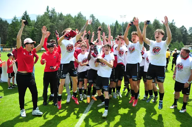 Riesenjubel beim Sieger des Kerschdorfer Tirol Cups U18 - die SVG Reichenau setzte sich mit 3:1 gegen den FC Stubai durch! | Foto: Hassl
