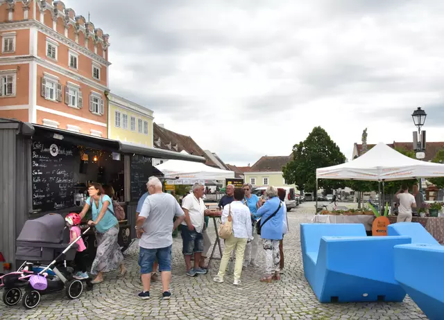 Am Retzer Genussmarkt warb das Rote Kreuz für den Erhalt des Notarztstützpunktes. | Foto: Herbert Schleich